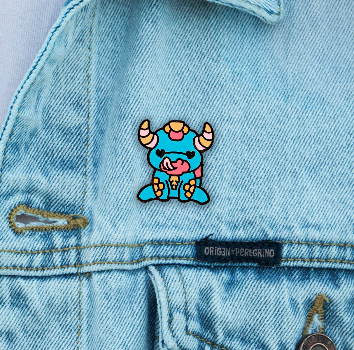 pin enamel torito celeste